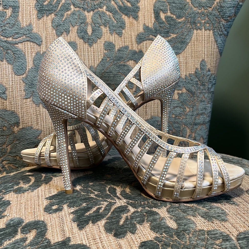 LE Chateau size 7.5 ivory heels with crystals - Picture 4 of 7